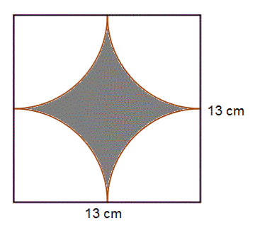 Et kvadrat med sider 13 cm. Hver side er delt i to i midtpunktet. Et midtpunkt på en side og et på en naboside er radier i kvartsirkler slik at det er frire kvartsirkler i kvadratet. Det skraverte området er kvadratet utenom kvartsirklene.